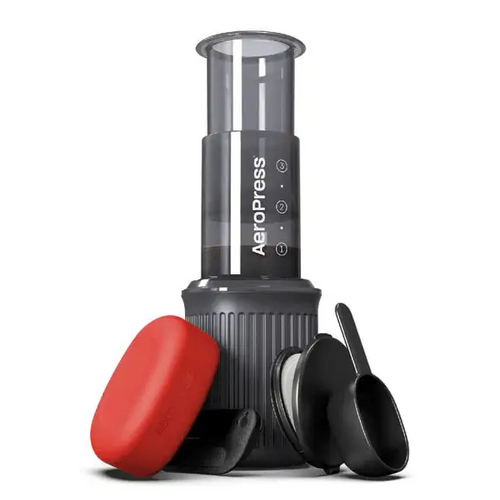 AeroPress Go koffiezetapparaat met accessoires zoals een maatlepel en een opbergetui.