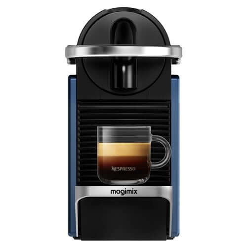 Nespresso Pixie Dark Blue koffiezetmachine met een kopje Matubu-koffie.