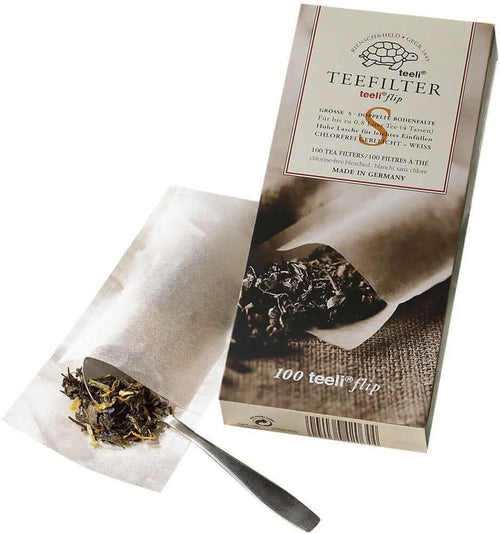 Biologisch afbreekbare theefilters van 100 stuks met losse thee en lepel voor het bereiden van thee.