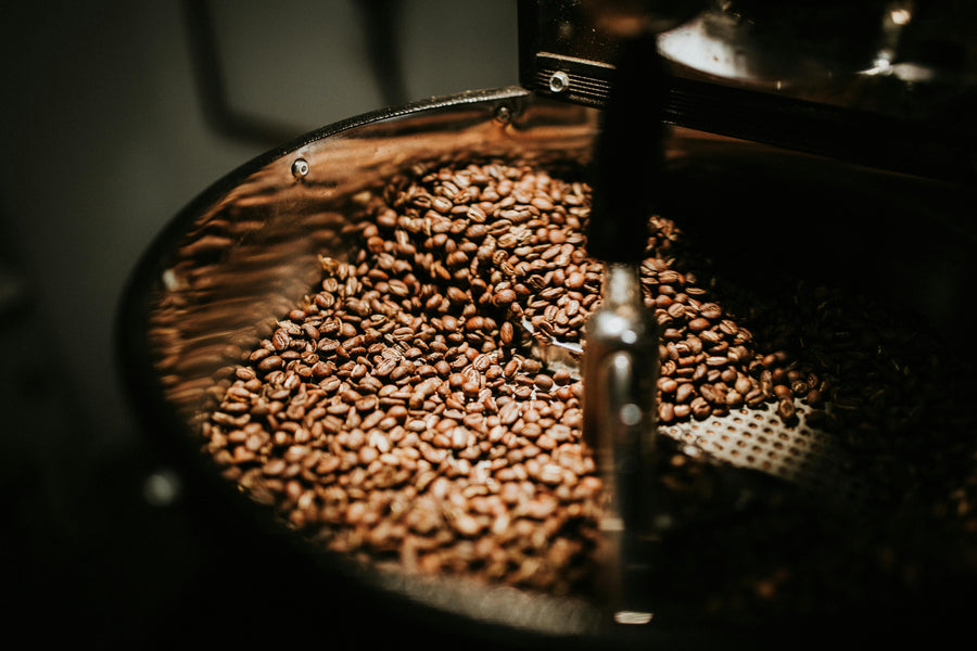 Verse koffiebonen in een brander voor goede koffie op kantoor.