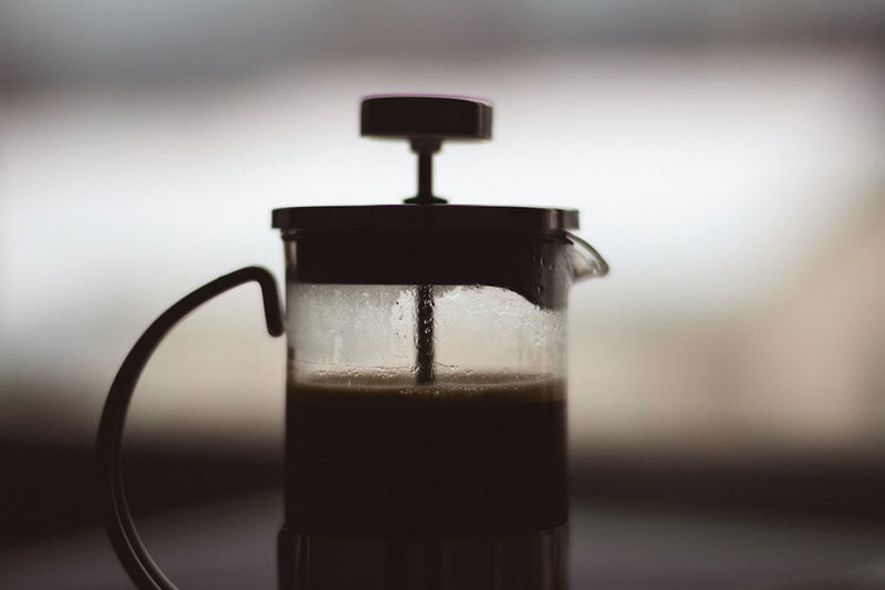 Perfecte koffie zetten met de french press in een stijlvolle French press met damp.