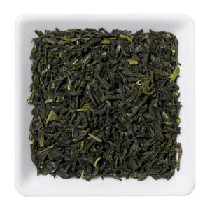 Chinese jasmijnthee kopen - Een schaal met biologische jasmijnthee bladeren, rijk aan aroma en smaak.