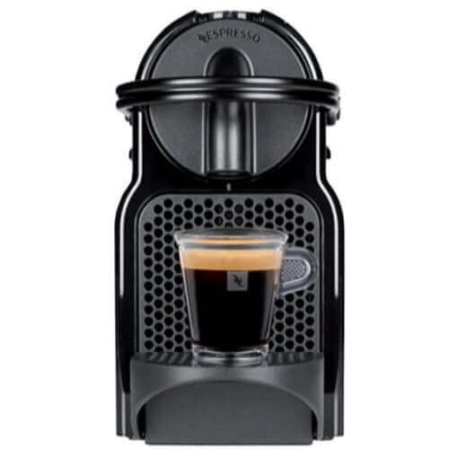 Nespresso Inissia koffiemachine met een kopje koffie, ideaal voor snelle en smakelijke koffie-ervaring.