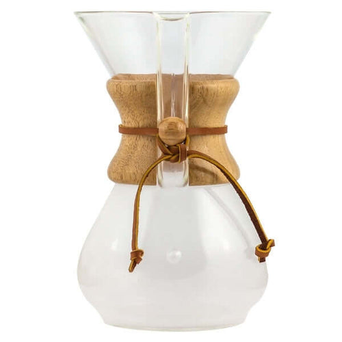 Chemex koffiemaker met houten kraag en leren band, vervaardigd uit hittebestendig glas.