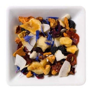 Kleurrijke mix van gedroogde vruchten en bloemen voor biologische kokos thee.
