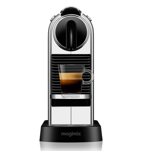 Magimix Citiz koffiemachine in chroom met een kopje verse koffie.