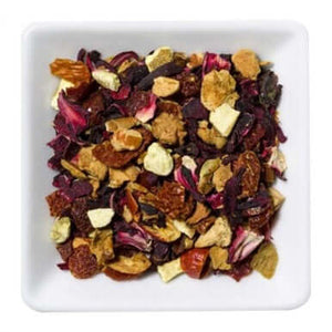 Bloedsinaasappel thee ingrediënten met appelstukjes, hibiscus en rozenbottelschillen in een wit schaaltje.