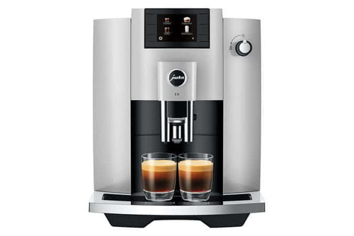 Jura E6 koffiemachine met dubbele koffie-uitloop en kleurendisplay voor het bereiden van specialiteiten.